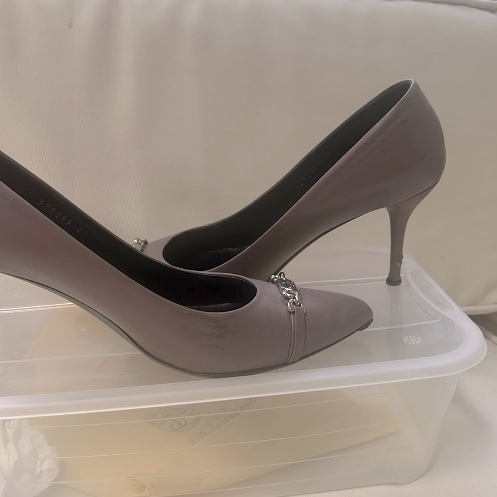 Vintage Gucci pumps. Photos have details of wears on the pumps
